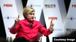 អ្នក​ស្រី ​​Hillary Clinton ​ធ្វើ​ទស្សនកិច្ច​នៅ​កូរ៉េ​ខាង​ជើង​ទីក្រុង​សេអ៊ូល និងថ្លែង​នៅ​ក្នុង​កម្មវិធី​កាលពី​ថ្ងៃទី​១៨ តុលា ២០១៧។