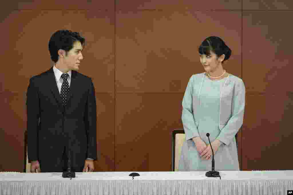 Japan&#39;s former Princess Mako, the elder daughter of Crown Prince Akishino and Crown Princess Kiko, and her husband Kei Komuro, look at each other during a press conference to announce their marriage, at a hotel in Tokyo.