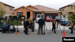 Awak media menunggu di depan rumah pasutri AS: David Allen Turpin dan Louise Ann Turpin di Perris, California, Senin (15/1). 