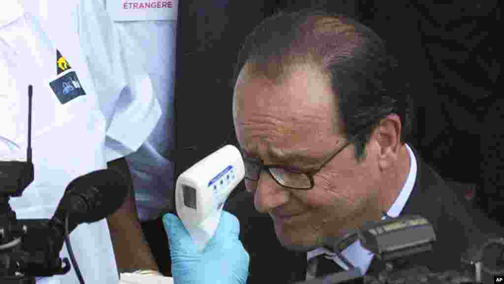 Le président français François Hollande se fait prélever la température à son arrivée à l&#39;hôpital Donka, Conakry, en Guinée, vendredi 28 novembre 2014.