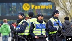 Des policiers sécurisent l’entrée du stade avant le match de quart de finale entre Borussia Dortmund et l’AS Monaco à Dortmund, Allemagne, 12 avril 2017.