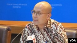 Juru bicara Kementerian Luar Negeri, Arrmanatha Nasir dalam jumpa pers di kantornya (VOA/Fathiyah Wardah)