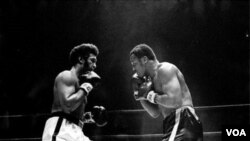 Joe Frazier (kiri) saat bertarung melawan Jimmy Ellis, 16 Februari 1970.