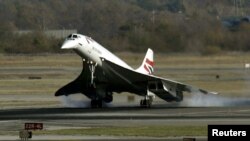 A British Airways Concorde supersonic jet makes it's final landing at New York's John F. Kennedy International Airport as it arrives from London's Heathrow Airport, Nov. 10, 2003.