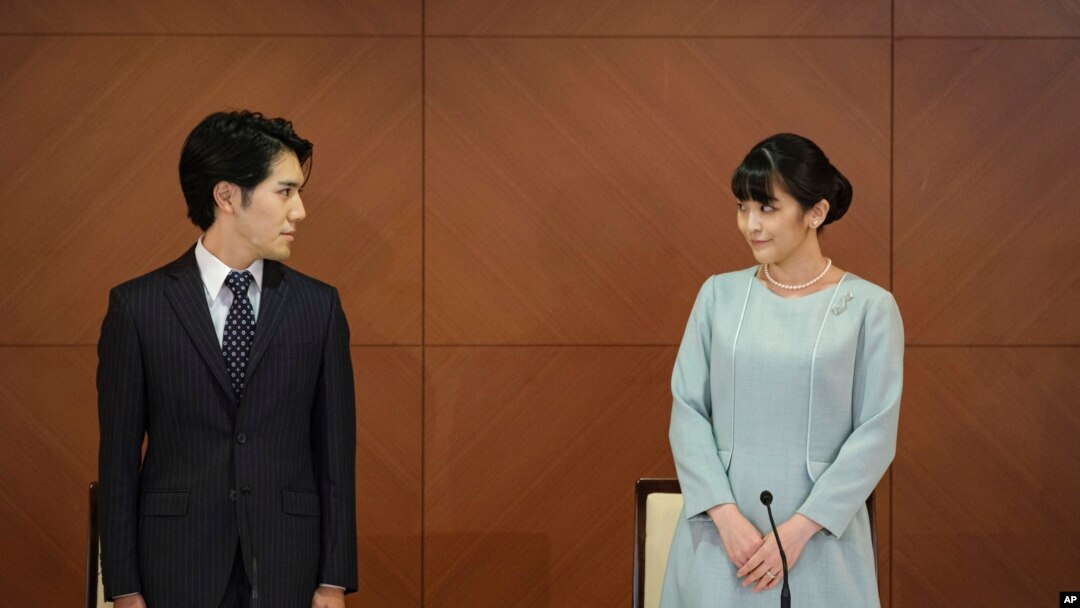 Mantan Putri Jepang, Puteri Mako (kanan), putri tertua dari Pangeran Akishino, bersama sang suami Kei Komuro melempar pandang satu sama lain dalam sebuah konferensi pers di Tokyo, pada 26 Oktober 2021. (Foto: Pool Photo via AP/Nicolas Datiche)