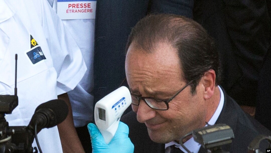 Presiden Perancis diperiksa suhunya di rumah sakit, Conakry, Guinea, Jumat, 28 November 2014.