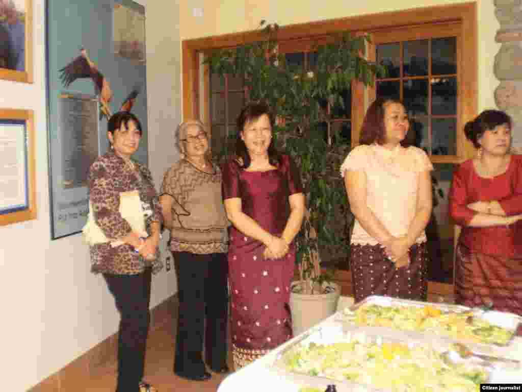 ສະມາຊິກແມ່ຍິງຊາວພຸດຂອງເມືອງເມດີສັນ ຈໍານວນນຶ່ງ ທີ່ປຸງແຕ່ງອາຫານລ້ຽງແຂກໃນຄືນທີສອງ ຂອງກຸປະຊຸມນາໆຊາດ ລາວສຶກສາ(ພາບໂດຍທ່ານ ບຸນມີ ພິມມະເສນ)