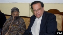 Almarhum Gubernur Punjab, Salman Taseer (kanan) yang dibunuh pengawalnya akibat menentang UU Penghinaan Agama (foto: dok.). Putera Salman Taseer diculik kawanan bersenjata.