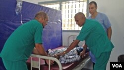 Petugas kesehatan Kuba melakukan latihan perawatan medis bersama seorang pasien yang baru sembuh dari Ebola, Mohamed Turay di Waterloo, Sierra Leone (foto: dok).