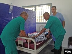 Cuban medical workers training with Ebola survivor Mohamed Turay, in Waterloo district, Sierra Leone, Nov. 17, 2014 (Nina deVries/VOA)