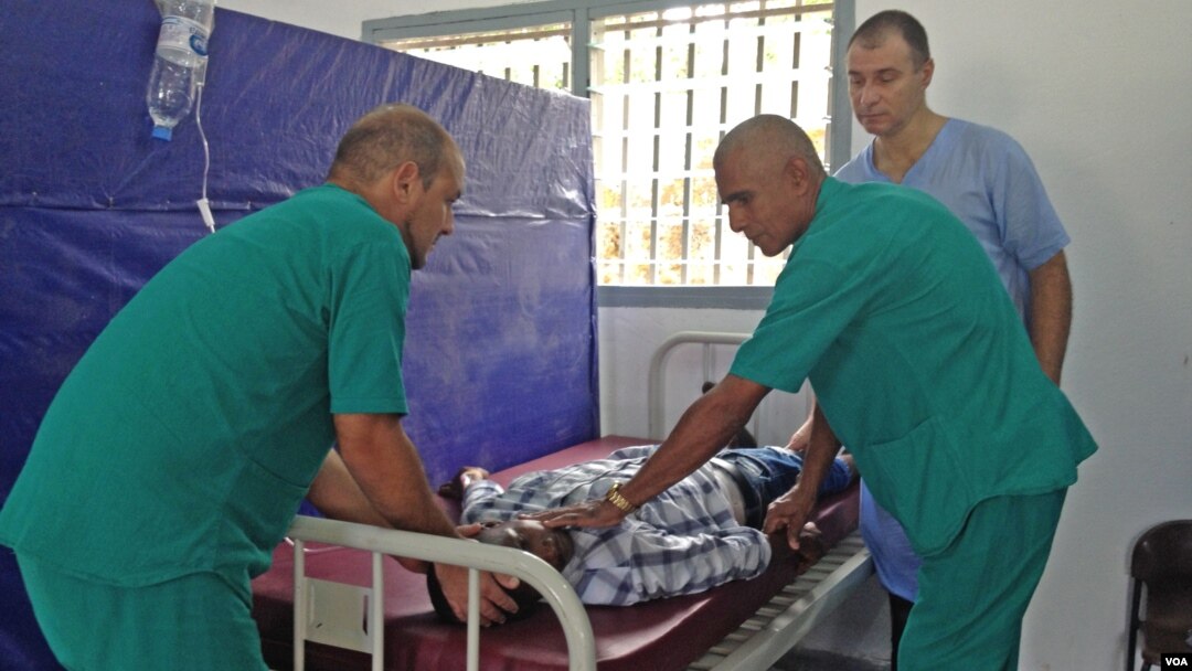 Petugas kesehatan Kuba melakukan latihan perawatan medis bersama seorang pasien yang baru sembuh dari Ebola, Mohamed Turay di Waterloo, Sierra Leone (foto: dok).