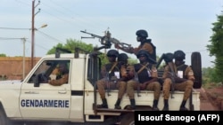 Des gendarmes burkinabè assis sur leur véhicule dans la ville d'Ouhigouya au nord du pays, le 30 octobre 2018. (Photo AFP/ISSOUF SANOGO)