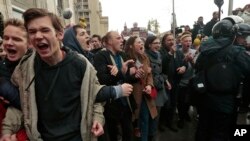 Des manifestants russes à Moscou, Russie, le 7 octobre 2017. 