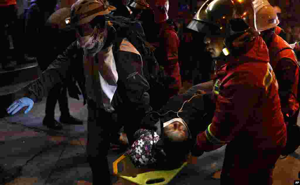 Una mujer resultó herida en enfrentamientos con la policía, durante la protesta que se desató en la capital boliviana. Luego fue llevada a un lugar seguro.