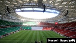 Pemandangan dari dalam Stadion Al Thumama di Doha, Qatar, yang akan menjadi salah satu stadion Piala Dunia FIFA 2022 (Foto: AP/Hussein Sayed)