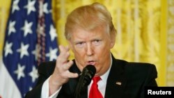 Presiden AS, Donald Trump, menjawab pertanyaan selama konferensi pers di Gedung Putih, Washington, D.C. (16/2). (foto: REUTERS/Kevin Lamarque)