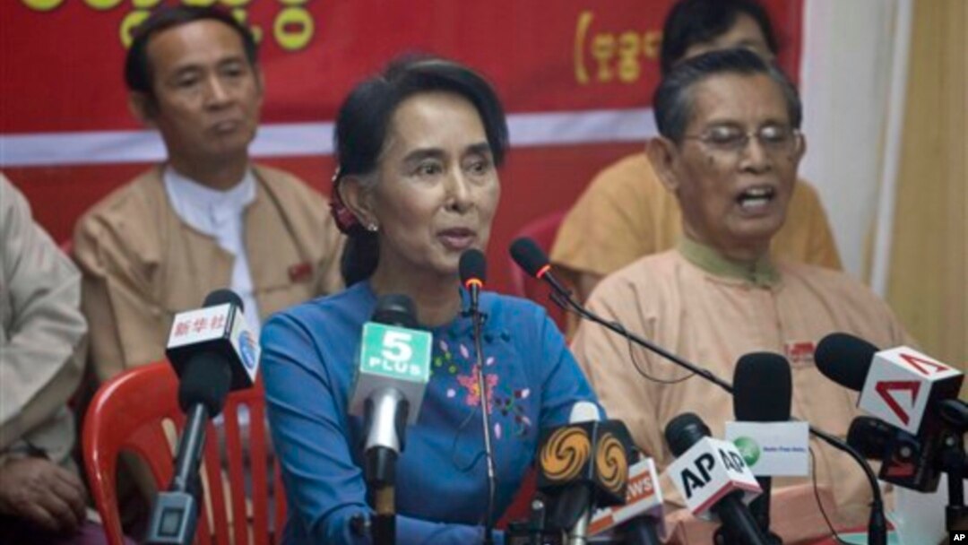 Pemimpin oposisi Myanmar Aung San Suu Kyi dalam sebuah konferensi pers di kantor pusat partai Liga Nasional untuk Demokrasi (NLD) (5/11). (AP/Khin Maung Win)