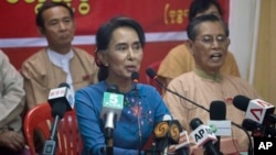 Pemimpin oposisi Myanmar Aung San Suu Kyi dalam sebuah konferensi pers di kantor pusat partai Liga Nasional untuk Demokrasi (NLD) (5/11). (AP/Khin Maung Win)