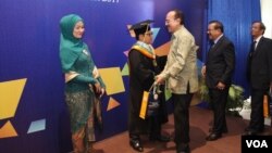 Muhaimin Iskandar menerima ucapan selamat dari undangan usai menerima penganugerahan gelar Doktor Honoris Causa di Kampus Universitas Airlangga, Surabaya, Selasa 3 Oktober 2017. (Foto: VOA/Petrus Riski)