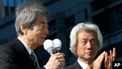 Cựu Thủ tướng Nhật Bản Morihiro Hosokawa (trái) và cựu Thủ tướng Junichiro Koizumi phát biểu trong chiến dịch tranh cử thị trưởng Tokyo.