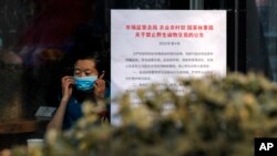 Peringatan tentang wabah virus korona di sebuah cafe di Beijing, China, 10 Februari 2020. Jumlah korban meninggal akibat virus korona dilaporkan telah mencapai 908 orang, Minggu (9/2).