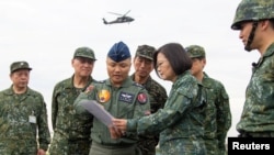 Presiden Taiwan Tsai Ing-wen (tengah kanan) berbicara dengan pilot AU Taiwan saat simulasi penyerangan China dalam latihan militer Han Kuang di Changhua, Taiwan, 28 Mei 2019.