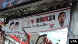 Spanduk bergambar Ahmad dhani dan pasangan Capres Prabowo-Hatta di Solo. (VOA/Yudha Satriawan)