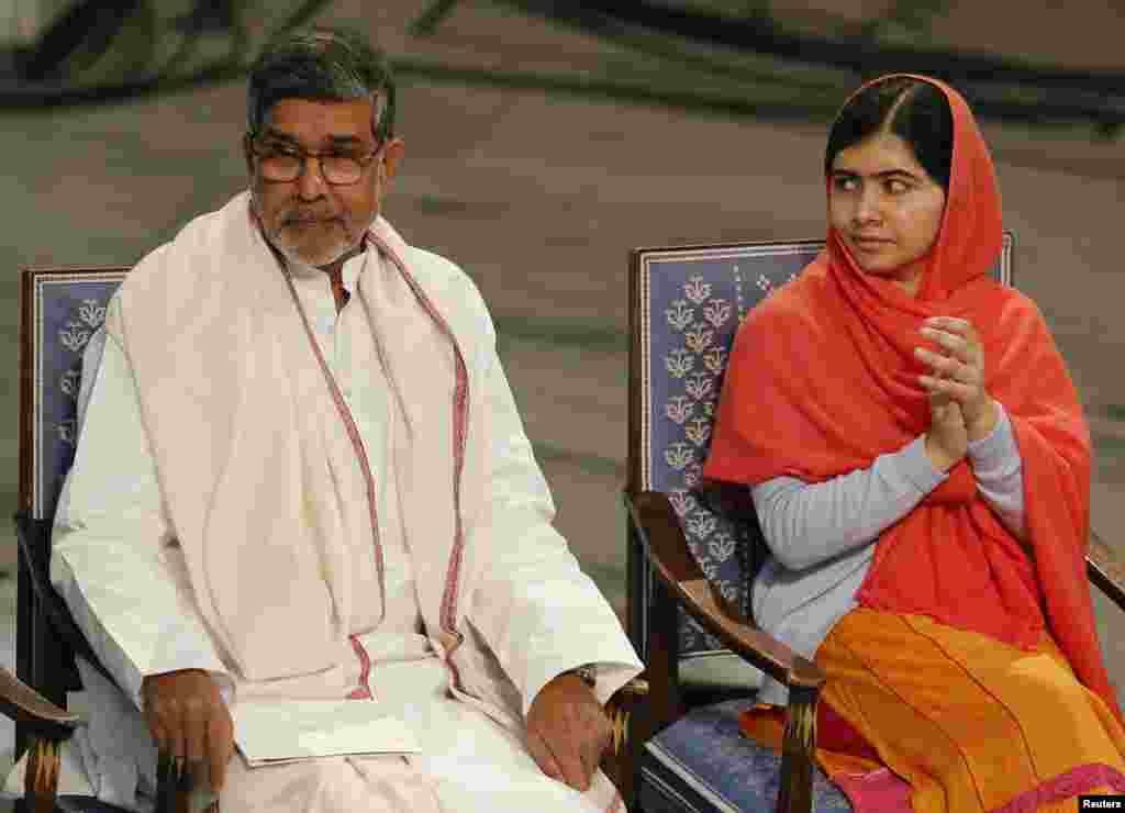 Peraih Nobel Perdamaian Kailash Satyarthi dan Malala Yousafzai mendengarkan pidato dalam upacara penyerahan Hadiah Nobel Perdamaian di Balai Kota Oslo (10/12).&nbsp;(Reuters/Suzanne Plunkett)