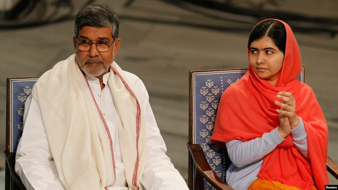 Kailash Satyarthi (kiri) dan Malala Yousafzai pada upacara di Oslo, Norwegia hari Rabu (10/12).