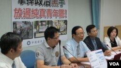 台灣執政黨國民黨立法院黨團召開記者會指責民進黨操弄學生