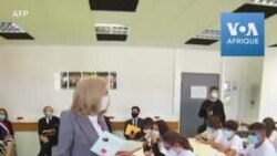 Brigitte Macron lit la dictée à des collégiens près de Paris