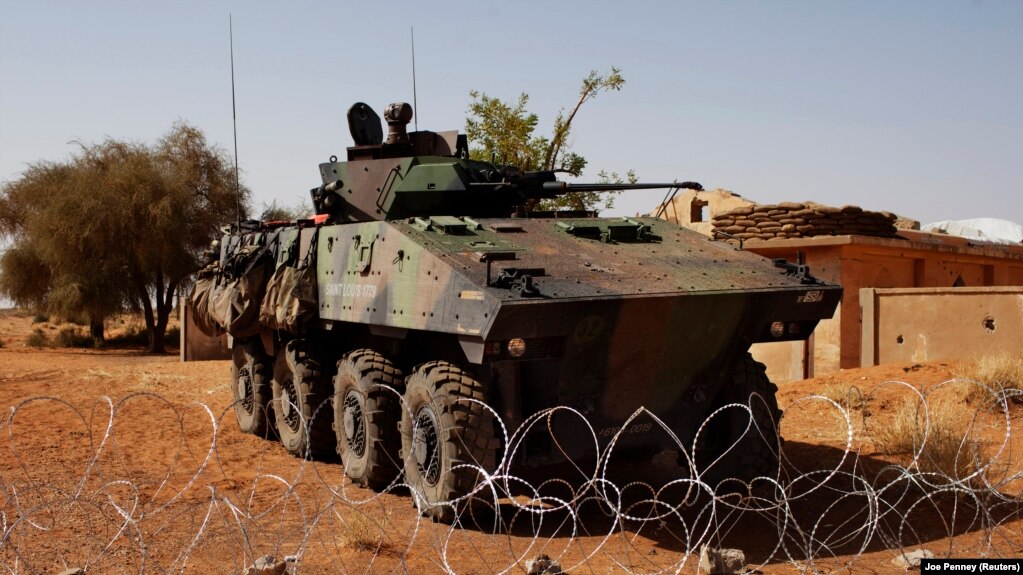 Un engin blindé de l'armée malienne at l'aéroport de Gao, au Mali, le 9 mars 2013.