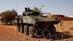 Un engin blindé de l'armée malienne à l'aéroport de Gao, au Mali, le 9 mars 2013.