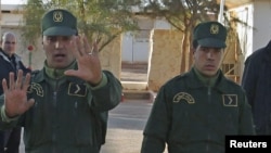 Des gendarmes algériens stationnés à Amenas, 19 janvier 2013.
