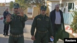 Des gendarmes algériens à Amemas, Algérie, 19 janvier 2013.