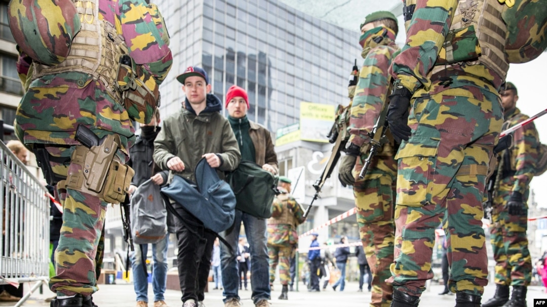 Tentara Belgia memeriksa para pejalan kaki di Brussels (23/3), sehari pasca serangan di bandara dan stasiun kereta api di kota itu.