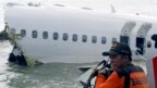 Nhân viên cứu hộ bên chiếc máy bay gặp nạn của hãng Lion Air.