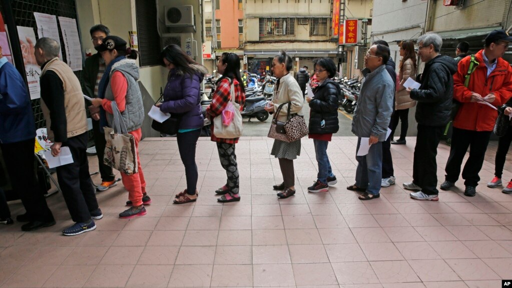 台湾民众2016年1月16日在台北一个投票站排队等候投票