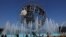 En esta gráfica del 2-7-18 el público busca combatir el calor en la fuente de la Unisphere, vestigio de la Feria Mundial de Nueva York 1964-1965, en Queens. REUTERS/Shannon Stapleton.