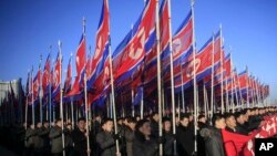 朝鲜人在平壤金日成广场游行。