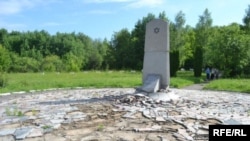 Пошкоджений меморіал жертвам Голокосту в Рівному, 8 червня 2012 року