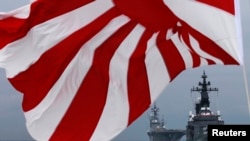 资料照：日本海上自卫队两艘驱逐舰在东京以南海域航行。（2012年10月14日）