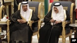 Putra Mahkota Arab Saudi Nayef bin Abdul-Aziz (kanan) dan saudaranya Menteri Keamanan Pangeran Salman bin Abdul-Aziz di Saudi Arabia (Foto: dok). Putra Mahkota Nayef dikabarkan telah tutup usia, Sabtu (16/6)