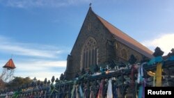 Pita warna-warni terlihat terikat di pagar Katedral St. Patrick, sebuah isyarat spontan untuk mengenang para korban penganiayaan gereja Katolik Roma, di kota Ballarat, di sebelah barat kota Melbourne selatan, Australia, 23 Juli 2017. (Foto: dok).