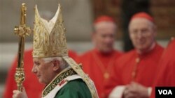 Paus Benedictus XVI pada saat perayaan misa mengakhiri pertemuan para Uskup gereja Katholik untuk membahas masalah Timur Tengah di Basilika St. Peter, Vatikan hari ini, 24 Oktober 2010.