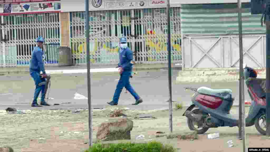 Polícia nas ruas durante protestos convocados por Venâncio Mondlane para este 7 de novembro. Maputo, Moçambique