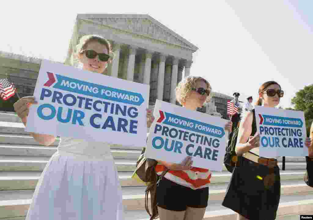 Partidarios de la Ley del cuidado de Salud frente a la Corte Suprema en Washington.