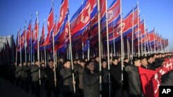 Người dân Bắc Triều Tiên diễu hành tại Bình Nhưỡng để bày tỏ lòng trung thành đối với đảng Lao động, ngày 25/2/2016.