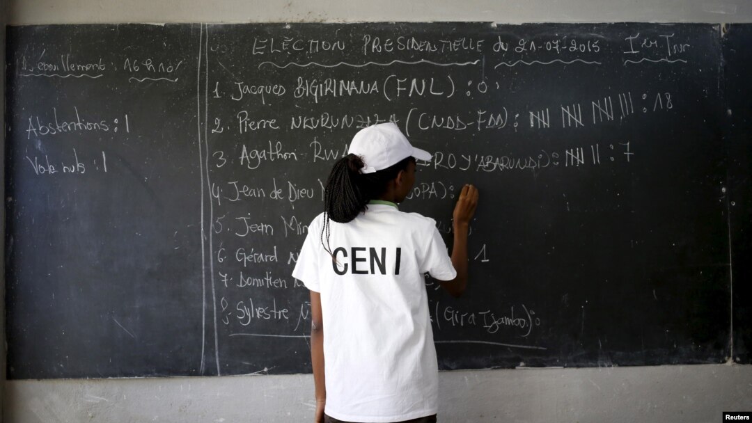 An election official tallies ballots during counting for Burundi's presidential elections in the capital Bujumbura, July 21, 2015. 