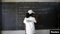 An election official tallies ballots during counting for Burundi's presidential elections in the capital Bujumbura, July 21, 2015. 